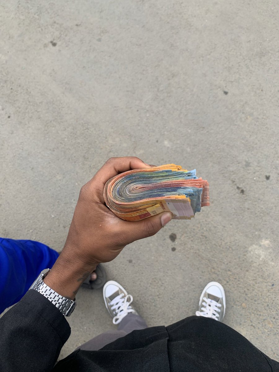 Can I bless 3 people with R200? If yes comment Hollywoodbets 
#SignUpOnHollywoodbets now .

I’m picking winners here 🥳