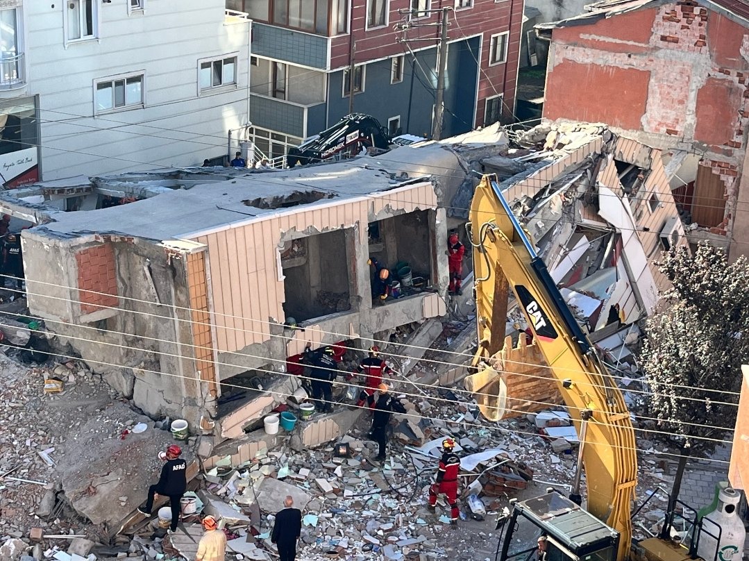 beyzanur_onall's tweet image. 627 Kurtarma ekibi yan yatmış 1 binadan 5 kişiyi 7 saate bulamadıysa,
Büyük depremi düşünemiyorum.
#gebze #enkaz