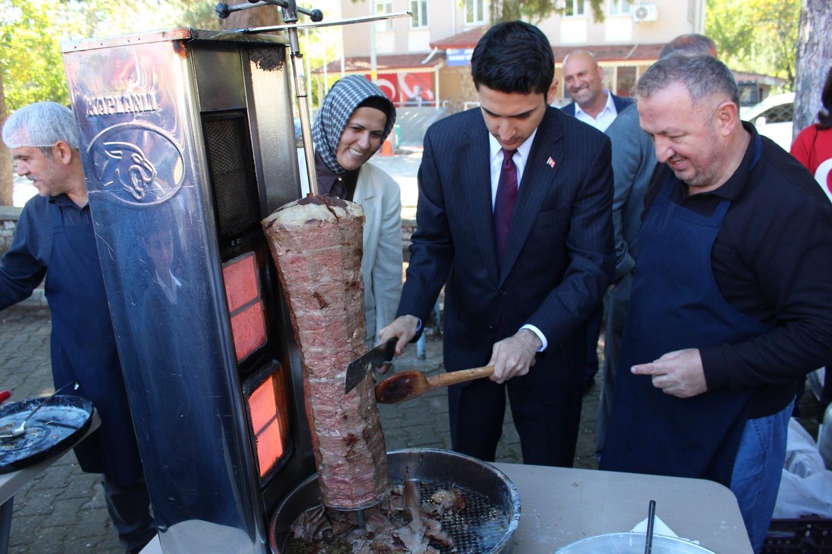 ibradi_k's tweet photo. 29 Ekim Cumhuriyet Bayramı kapsamında İbradı Belediyesinin düzenlediği döner ikramına Kaymakamımız Berk ACAR ve Belediye Başkanımız Hatice SEKMEN katıldı.

Kaymakamımız, etkinlik için Belediye Başkanımıza teşekkür etti. https://t.co/5ivx40QrmT