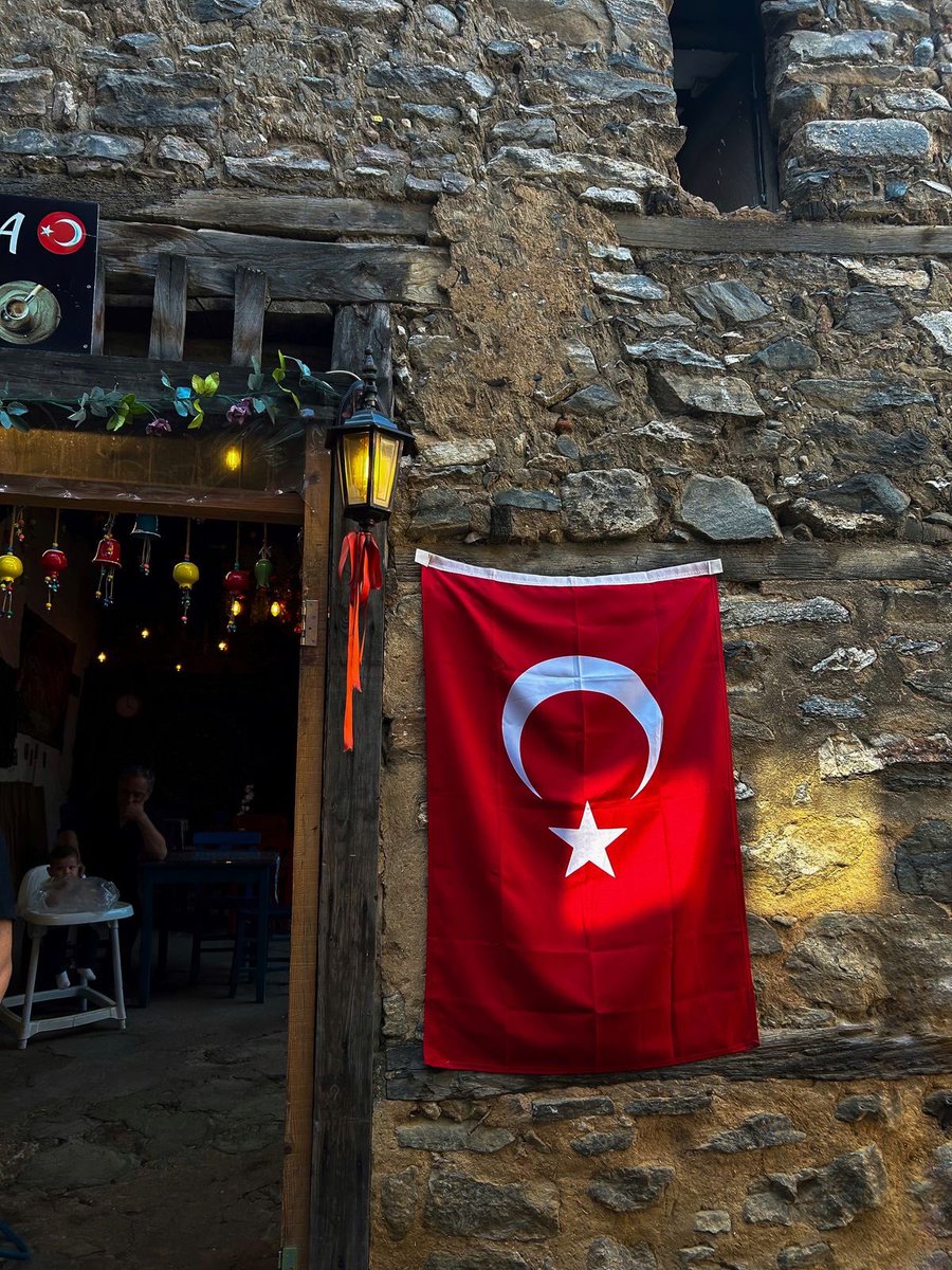 övünmek gibi olsun,
dünyanın en güzel bayrağına sahibiz.