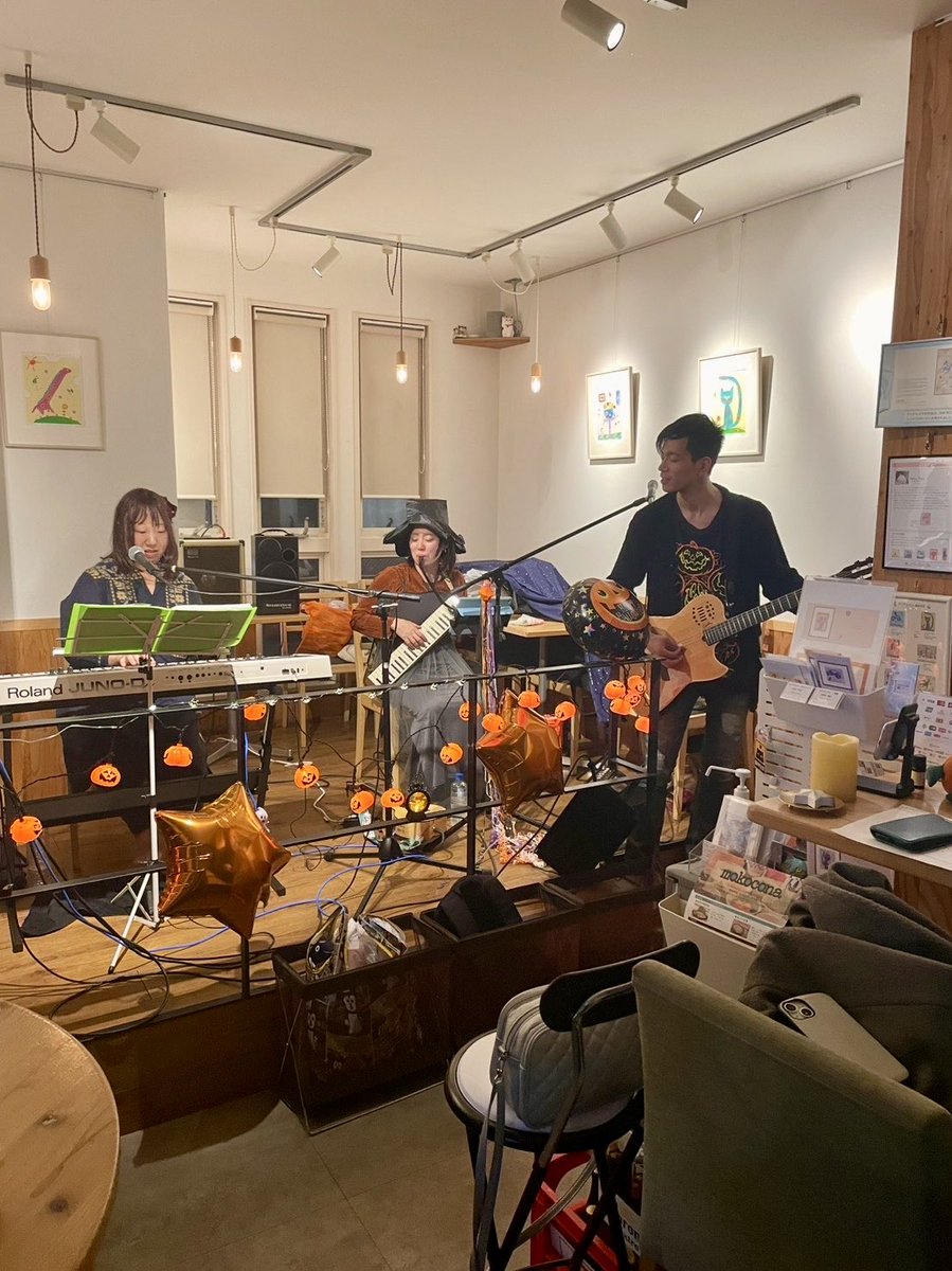 landmark840418's tweet photo. 10/25(土)は、下北沢mokocona福井智輝×noctilucaツーマンライブ「Perche musica vol.2」ありがとうございました！
あいにくの雨でとても寒い日でしたが、雨の中お越しいただいたお客様感謝してます🙇🏻‍♀️

諸事情により、noctilucaはしばらくの間活動をお休みしますが次のライブが決まり次第お知らせします https://t.co/yEKLzfdOTu