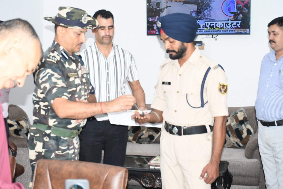 श्री मुन्ना सिंह  उप महानिरीक्षक, क्षेत्रक मुख्यालय, सशस्त्र सीमा बल,  गोरखपुर  द्वारा आरक्षी (चालक) अवतार सिंह  को  मुख्य आरक्षी (यांत्रिक) अवतार सिंह  के पद पर पदोन्नत हुए जवान को रैंक लगाकर सम्मानित किया गया तथा पदोन्नत जवान एवं उनके परिजनों को हार्दिक शुभकामनाएं एवं बधाई दी I