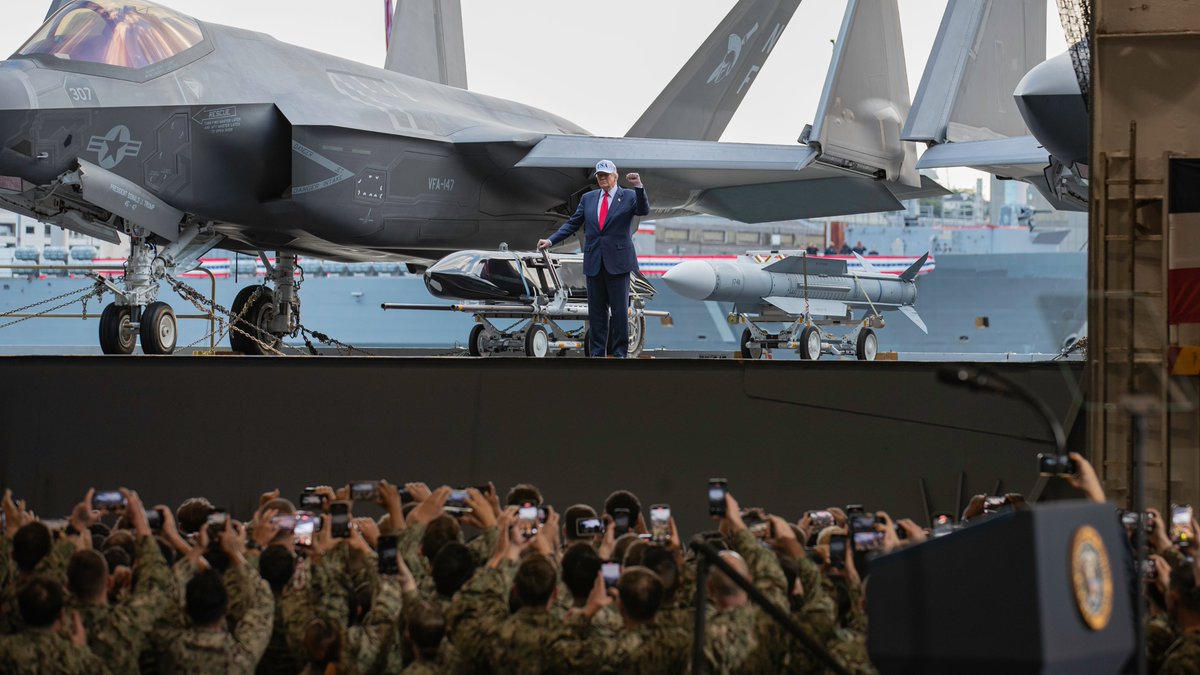 Roberto_yeager's tweet photo. Por fin en HD
El #POTUS, #DonaldTrump en uno de los ascensores del #CVN73 #USSGeorgeWashington, anclado en Yokosuka, posando junto a un AGM-158C #LRASM y un AIM-174B #Gunslinger, y detrás sendos #F35C (#USNavy photo by Mass Communication Specialist Seaman Roselia Garcia) https://t.co/3RpxTzdniE