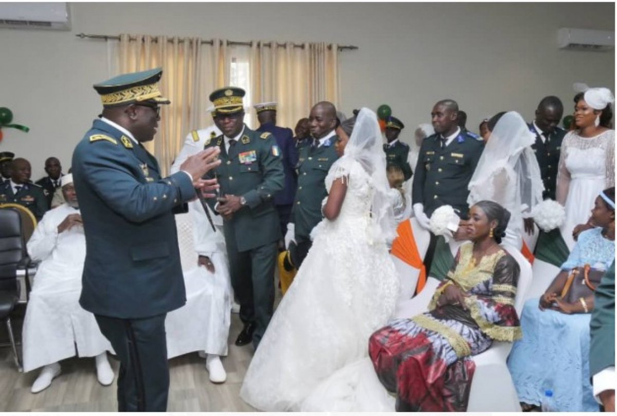 PombeSymphorien's tweet photo. @Alidor5tk Aucun(e) militaire n'est INTERDIT(E) le port de sa TENUE dans les seremonies de NAISSANCE ,de MARIAGE,de DEUIL, etc. La TENUE est porteuse de valeurs : discipline, loyauté, courage, respect.
Elle impose une image de rigueur et d’honneur, même en dehors du service.
#ZAIROIS✊🏿 https://t.co/wKhf1a1ktH