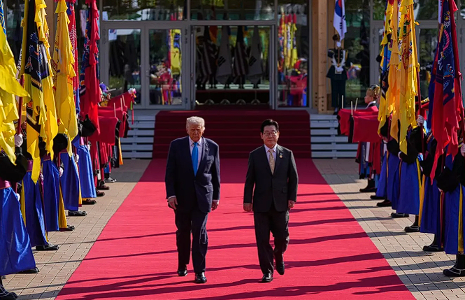 cryptodotnews's tweet photo. INSIGHT: 🇺🇸 President @realDonaldTrump has concluded his Japan visit and is now in South Korea. 

While the US President is seeking $350 billion in investment, the trade deal between the US and South Korea seems elusive so far.

South Korea is the last stop on Trump's Asia tour. https://t.co/tQGDkBVv9x