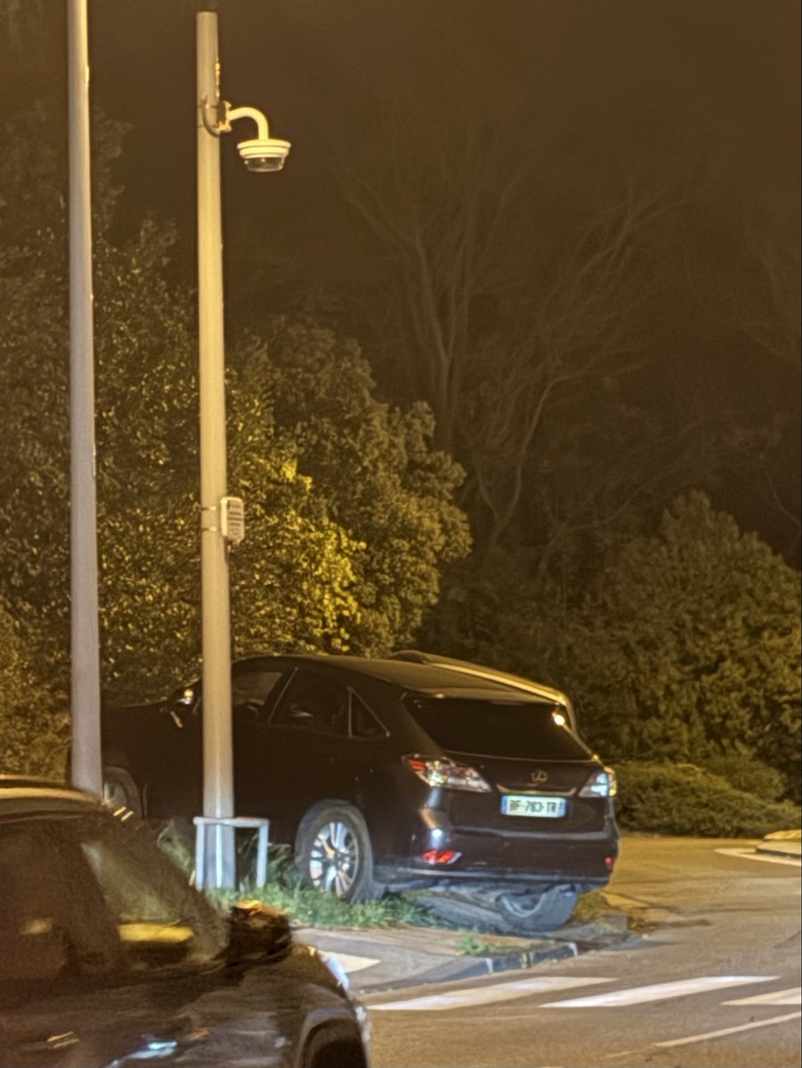 pierreleandri20's tweet photo. #Stationementanarchique sous la 🎥 hier soir à la Buzine, devinez à qui est cette voiture à @RivoallanJean qui prône la tolérance 0 pour toutes infractions,qui plaide le manque de respect de la réglementation,et qui demande un renforcement des sanctions🤣faites ce que je dis… https://t.co/cfDafvqYfE