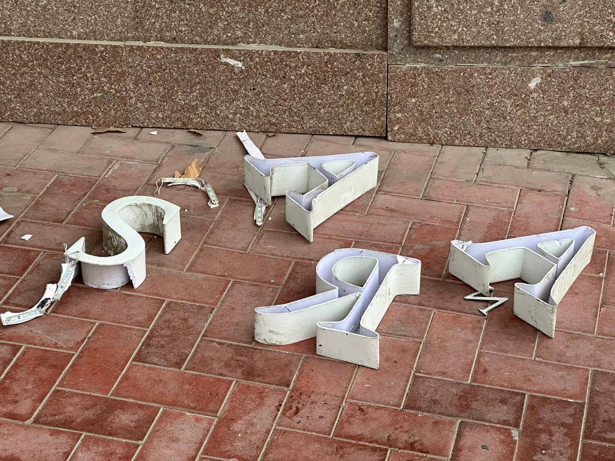 Надпись на русском "Цветы" убирают, хотя по закону о гос.языке, наружная реклама должна быть написана на государственном (кыргызском) и официальном (русском) языках. Buudai - кыргызское слово, но латиницей - тоже срывают вывеску... Воистину, прикажи им молиться - лбы расшибут.