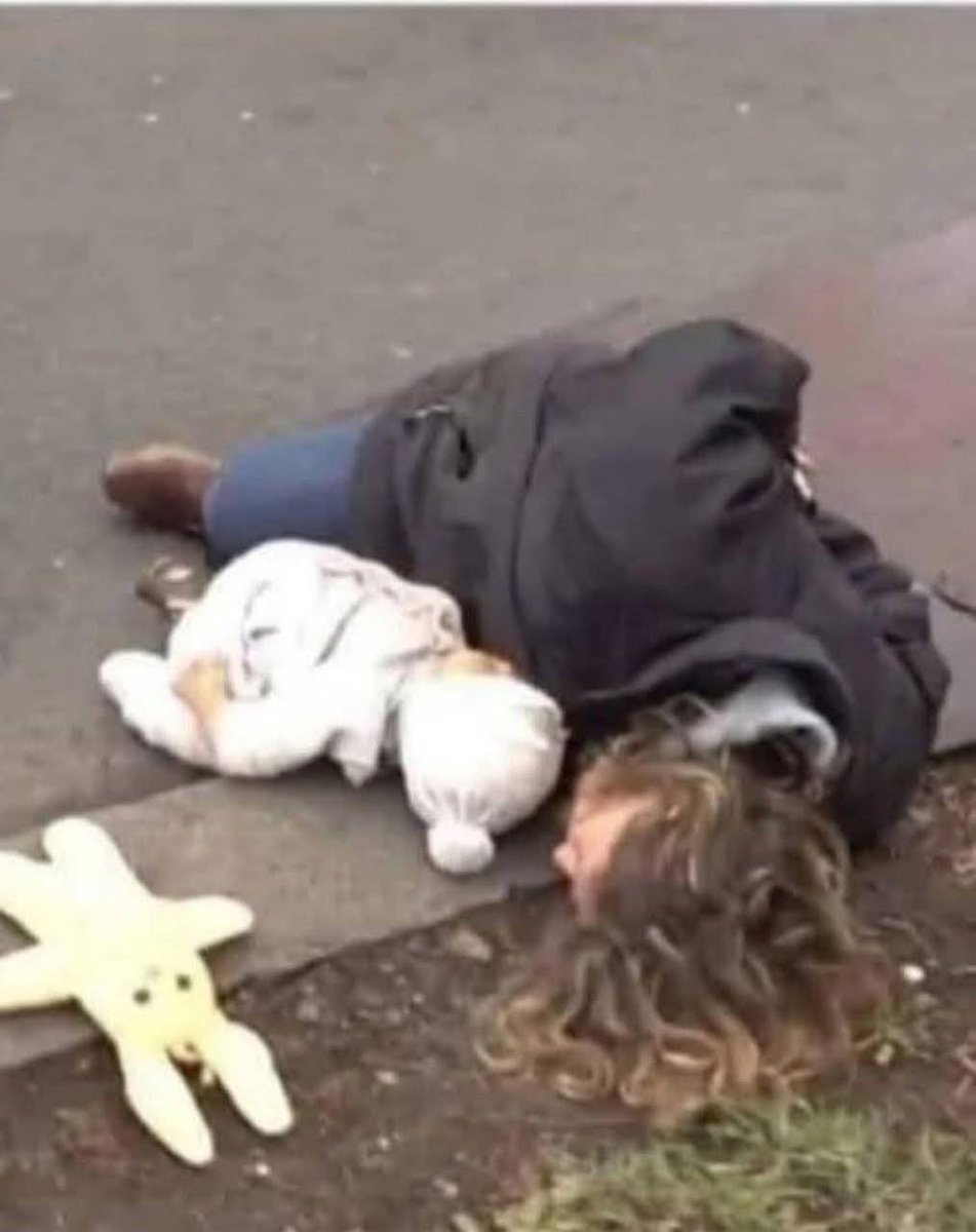 astraiaintel's tweet image. This photo is from occupied Bucha, 2022. 

The Russians shot them. 

First the child in front of his mother, then the mother.

Agreeing to Trump&apos;s bastardous ceasefire means that we agree to surrendering 19% of Ukraine to these animals. 

Ukraine must win.