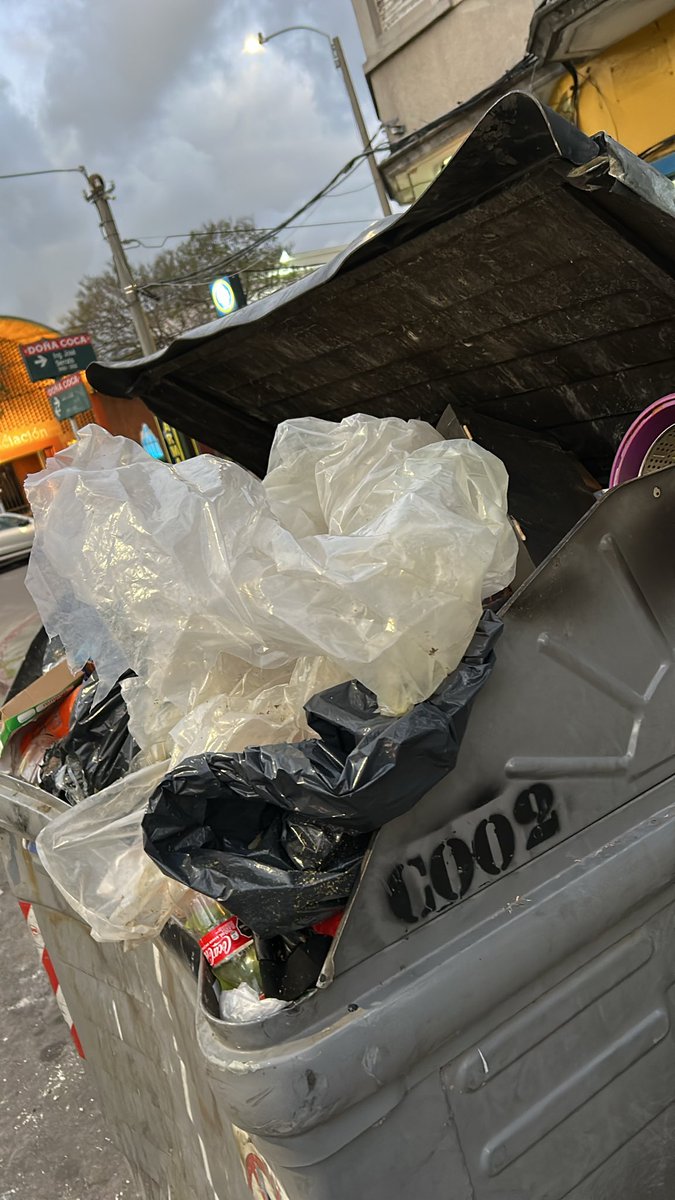 👋 ¡Hola! <a href="/montevideoIM/">Intendencia de MVD</a> <a href="/Mario_Bergara/">Mario Bergara</a> <a href="/Frente_Amplio/">Frente Amplio</a> 

Embanderados en el populismo de ser parte de un barrio olvidado por camión recolector, acá en Pérez Castellanos ya tienen un altísimos porcentaje de votos que los perpetua al poder.
Cínica manera de halagar a “su pueblo”.