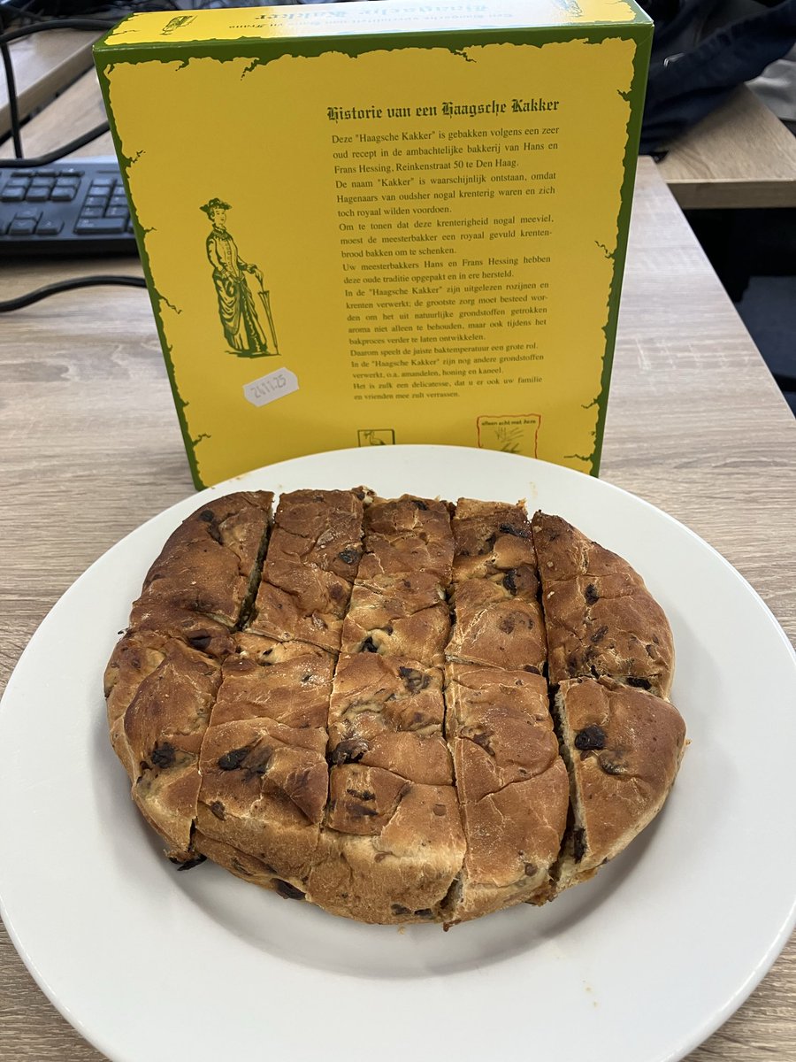 Gisteren ontvingen we in de persruimte van <a href="/mijnfcdenbosch/">FC Den Bosch</a> als dank voor onze gastvrijheid deze Haagse lekkernij van een trouwe <a href="/ADODenHaag/">ADO Den Haag</a> watcher. Het staat voor mij na gisteravond nog meer symbool voor de goede contacten die we op vele vlakken als clubs hebben met elkaar.