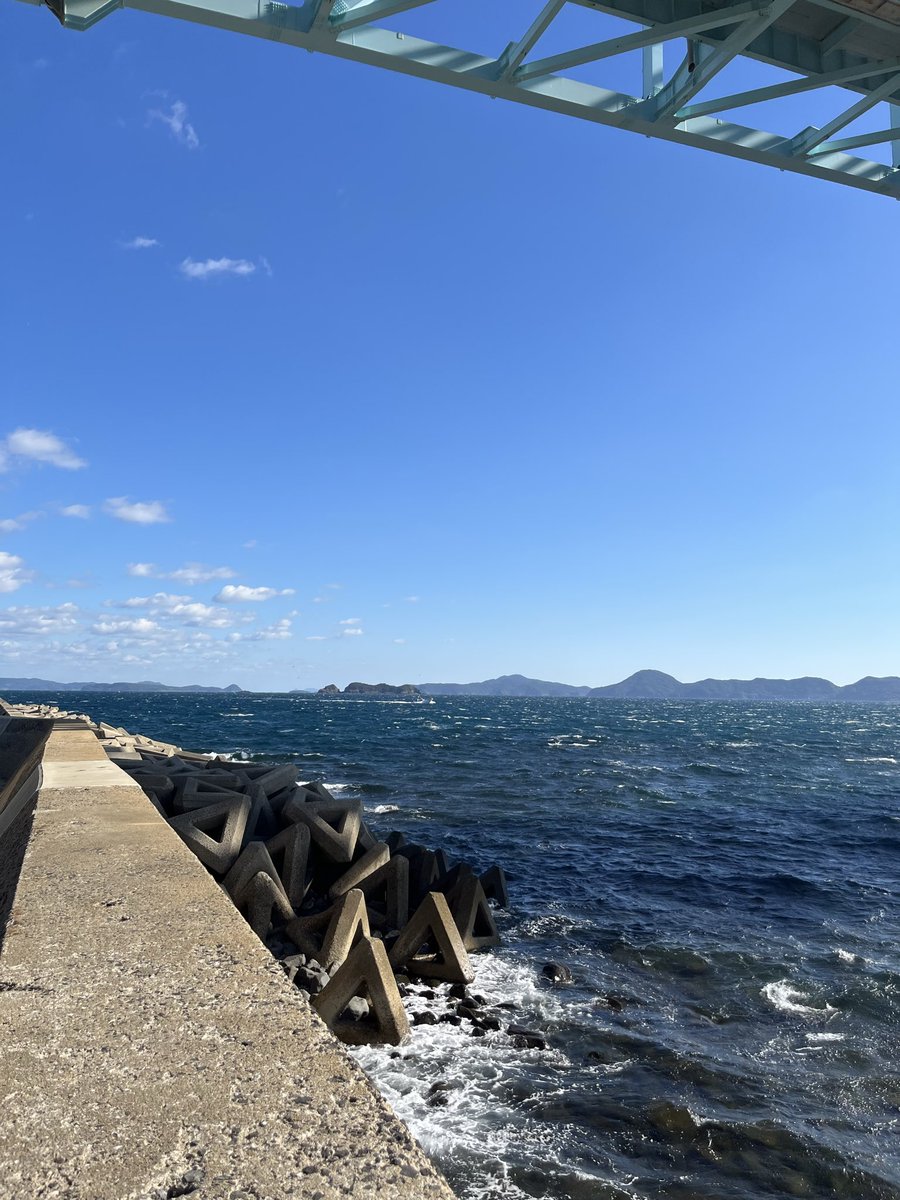 CekdU7HSfO09D74's tweet image. おやつの時間
こんばんは😊
北九州の今は晴れ。
長崎県平戸市に行ってきました。
お天気は良くて、風が強い‼︎
ケータイが飛ばされる〜っていいながらバシャりました。
お菓子屋さんでちょっと休憩。
甘さ強めのカスドース、コーヒーによく合うお菓子でした💕
蔦屋さん、素敵な日本家屋でした。