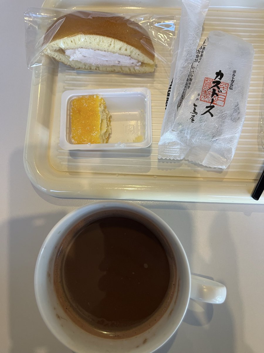 CekdU7HSfO09D74's tweet image. おやつの時間
こんばんは😊
北九州の今は晴れ。
長崎県平戸市に行ってきました。
お天気は良くて、風が強い‼︎
ケータイが飛ばされる〜っていいながらバシャりました。
お菓子屋さんでちょっと休憩。
甘さ強めのカスドース、コーヒーによく合うお菓子でした💕
蔦屋さん、素敵な日本家屋でした。