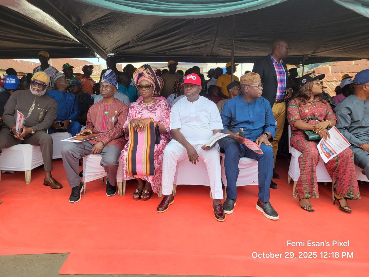 BccEksg's tweet photo. HAPPENING NOW!

It’s yet another day laced with a series of project commissionings in Ekiti State, beginning with the Commissioning of the Ikere-Igbara Odo Road by the Governor of Edo State, His Excellency, @m_akpakomiza and Governor Biodun Oyebanji @biodunaoyebanji. 

#BAOat3 https://t.co/pwmzy70rF3