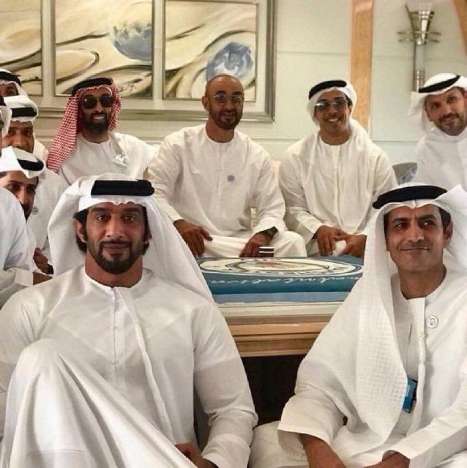 Tanımayanlarınız varsa; 

Fotoğraftakiler Sudan’da, Yemen’de ve Filistin’de ölen en az 3 milyon müslüman sivilin katili. 

İsrail’in Arap yarımadasındaki baş köpeği; Birleşik Arap Emirlikleri.

Gazze’ye atılacak mühimmatları İsrail’e taşıyan, Sudan’da iç savaşı körüklemek için