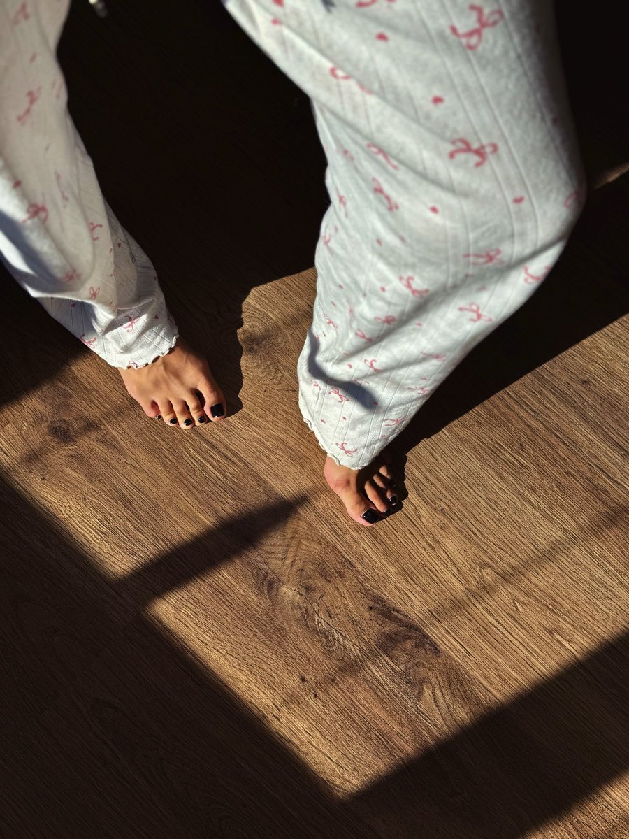 hoppysteps's tweet photo. Hey ☀️ I just posted something soft and a little teasing -white pajama with bows, black polish, and morning sunlight.
Only 4 photos, but each one feels like a quiet moment you’d want to wake up to 👣
#new #news #EXCLUSIVE #feet #feetfetısh #feetmale  #sexy https://t.co/Y88ohXFJFf https://t.co/2mTRPx7ZbP