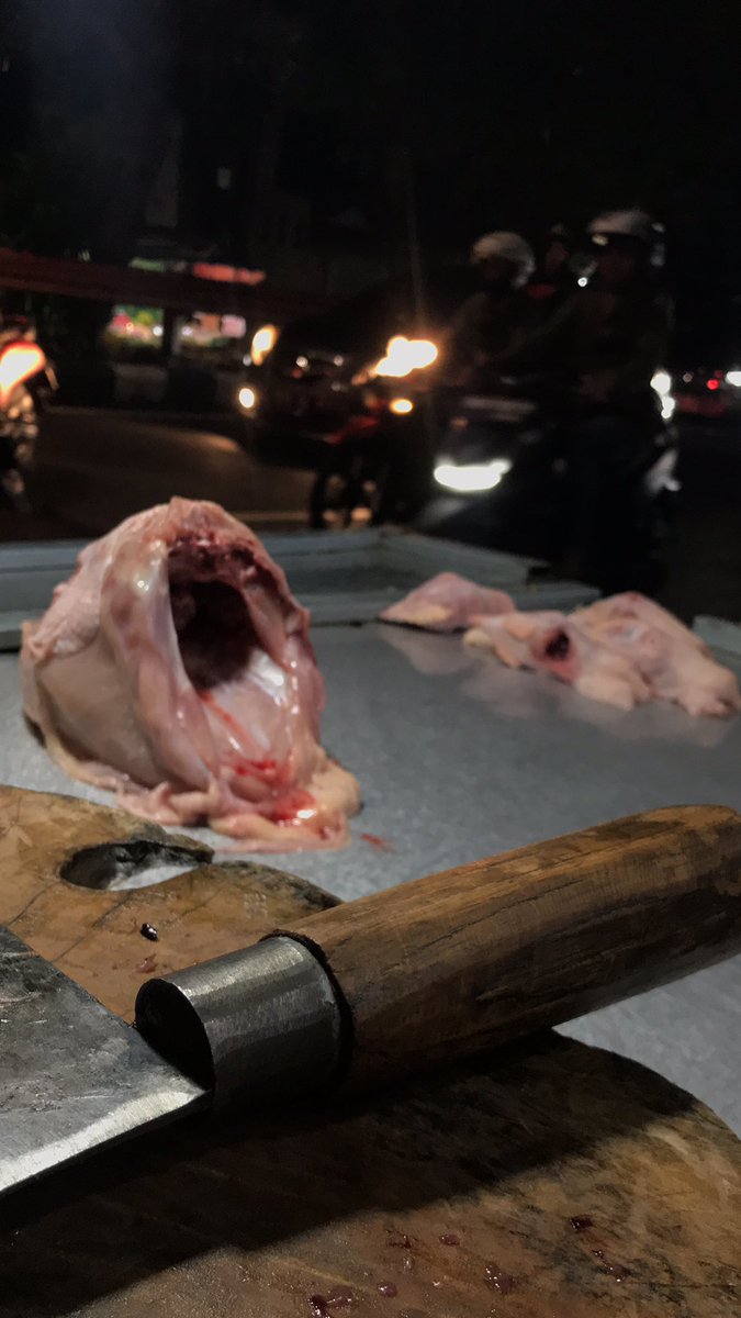 Ayo bolo ayamnya tinggal dada 1, ndang pulang, bonus kepala ayam.
Siap antar sampai dapur.