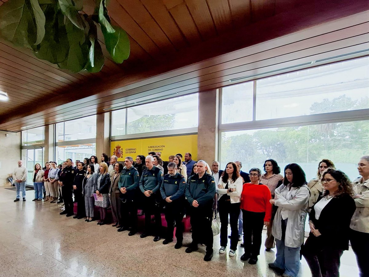 ⚫️Minuto de silencio en la Subdelegación del Gobierno  en repulsa ante los últimos asesinatos por #ViolenciaDeGénero. El número de mujeres asesinadas por sus parejas o exparejas en 2025 asciende a 33.  #niunamásniunamenos 
#016
#nosqueremosvivas