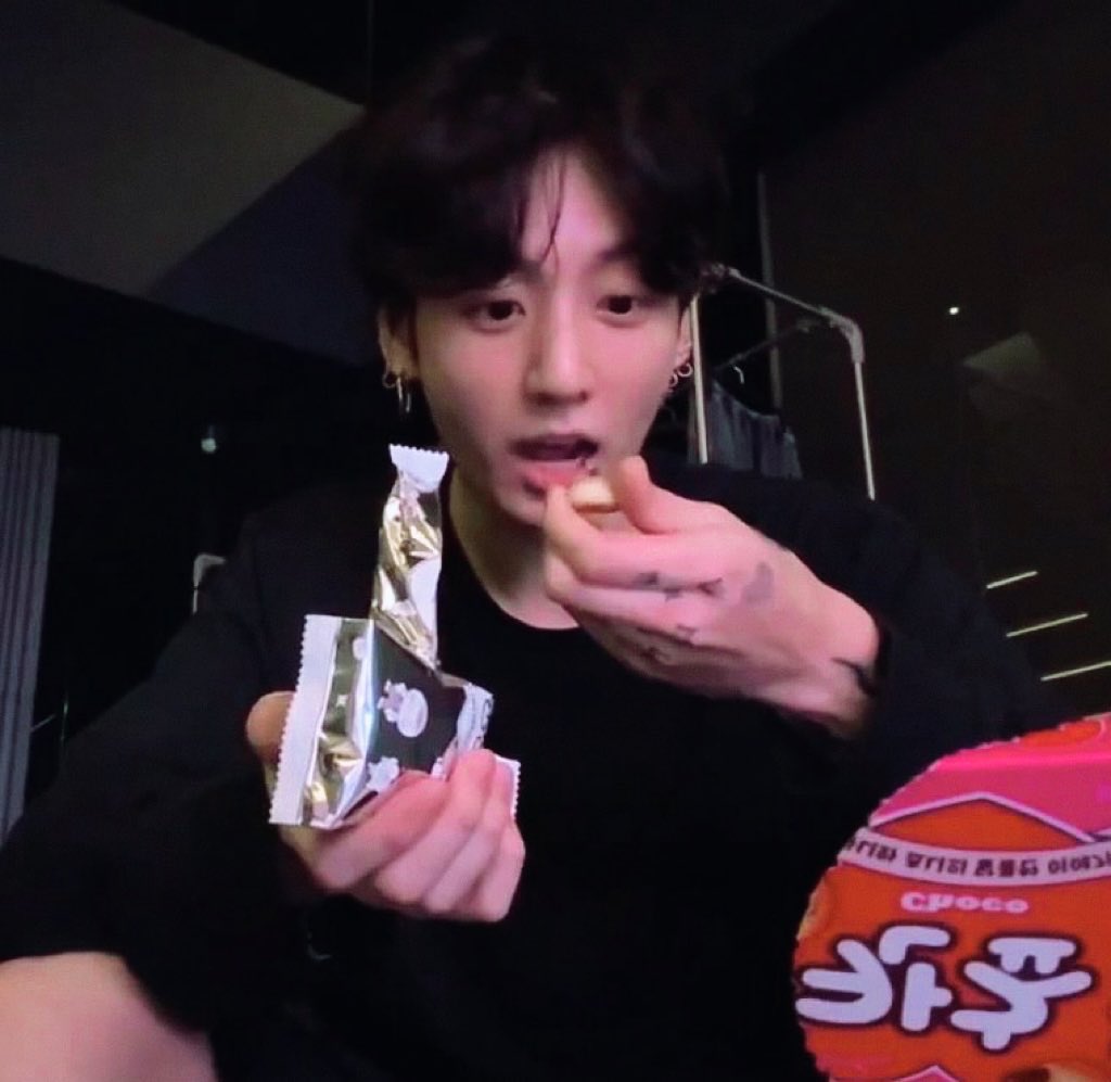 ถ้าชั้นเป็นเจ้าของโรงงาน kancho choco คือกุนั่งไม่ติดละนะ เห็นหน้าแป๋วๆนั่งลุ้นขาดใจขนาดนี้พรุ่งนี้กุสั่งลูกน้องขึ้นแม่พิมพ์เลยอะ สั่งทำชื่อน้องจองกุก 300 ล้อต ทำเดี๋ยวนี้ จะส่งไปให้เดี๋ยวนี้เลยคับลูก