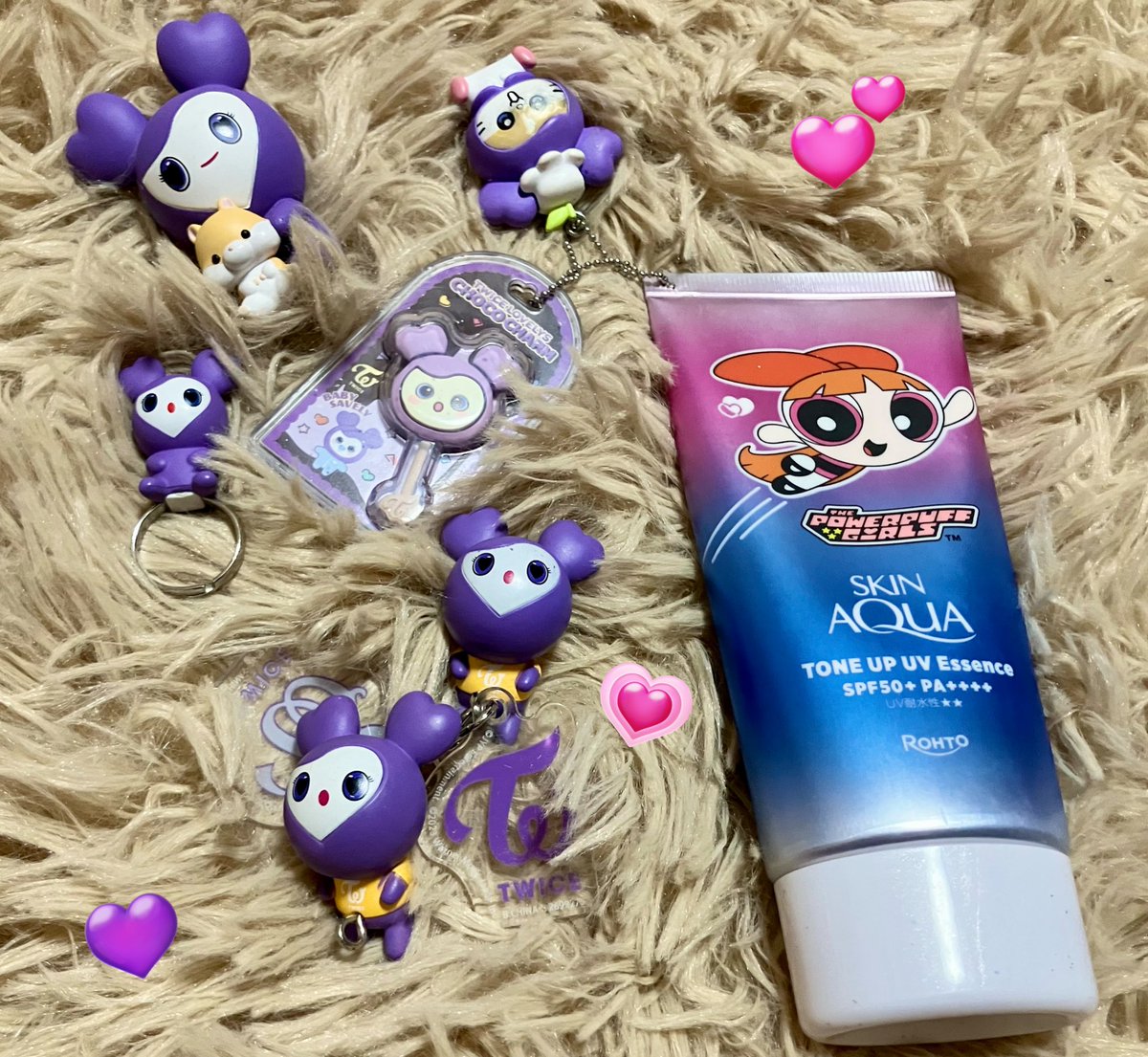 zj7TTxTMrB12542's tweet photo. リップにめじるしアクセサリーと
日焼け止めに穴開けてチョコチャームとコロコロクリリン。😂笑笑
#めじるしアクセサリー
#TWICELOVELYS 
#チョコがけボーロ＆チャーム
#チョコチャーム
#SAVELY https://t.co/xYjHYcQZNv