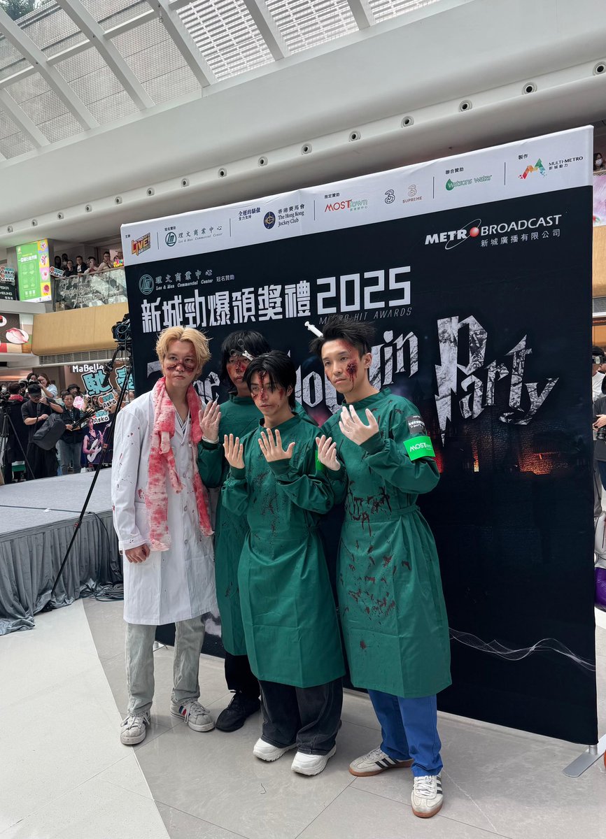 lavamusicent's tweet photo. 「新城勁爆頒獎禮2025」The HelloWin Party 👻
.
Andy is Typing… @andyistyping.hk
.
🎸@andy.is.typing
🎤@ait.jky
🥁@kelvin.is.typing
🎸@manping.is.typing
.
#新城勁爆頒獎禮2025 #TheHelloWinParty #AndyisTyping… #新城電台 #MultiMetro #HKBand #香港樂隊 https://t.co/olEdRXdbfa