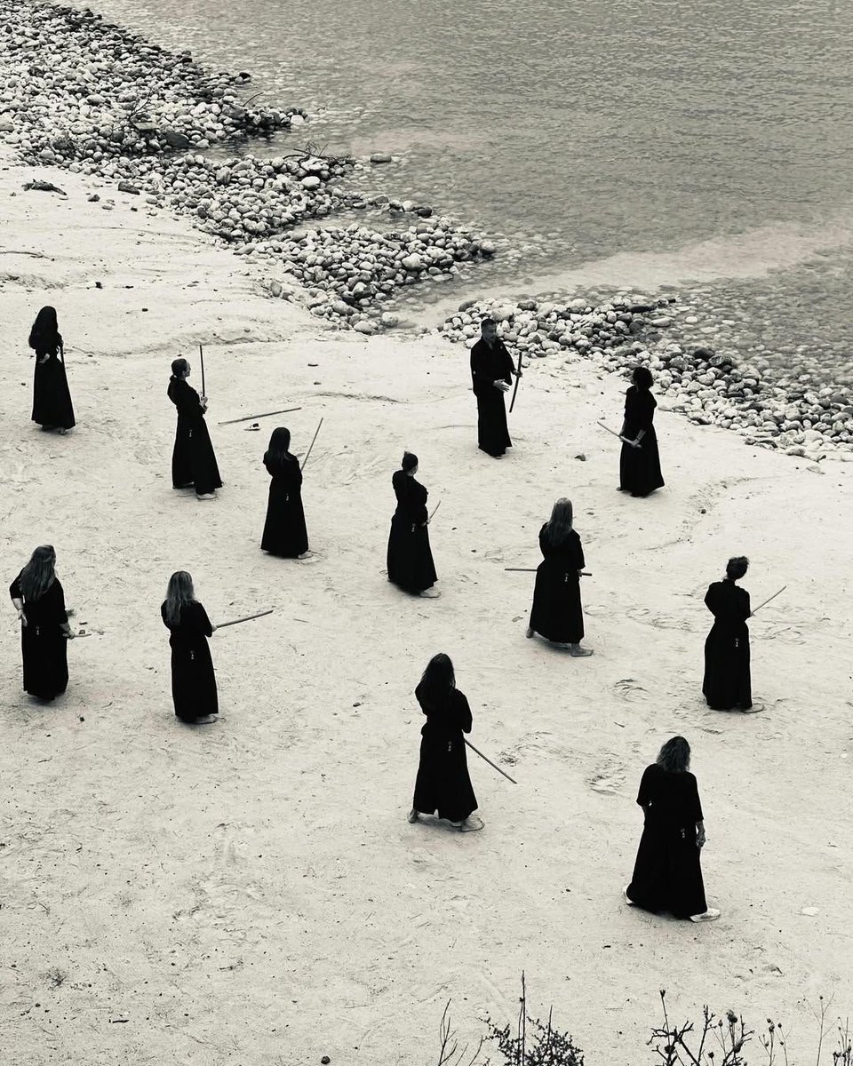 Dünya tarihinde ilk defa açılan kadın samuray okuluna Türkiye'den oyuncu Fadik Sevin Atasoy seçildi.

- Atasoy, dövüş sanatı, karanlıkta kılıç kullanma ve Ninja teknikleri eğitimi aldı.