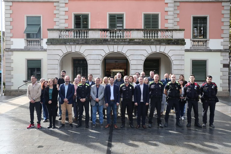 🚔🎒Presentada la nova figura de l’Agent Tutor de la <a href="/PLCastelldefels/">Policia de Castelldefels ◾️◾️◾️◾️</a> 

· Són membres de la Policia Local de #Castelldefels que s’especialitzen en la promoció del respecte i la protecció dels drets de la infància

+ℹ️cdf.digital/PresentacióAge…