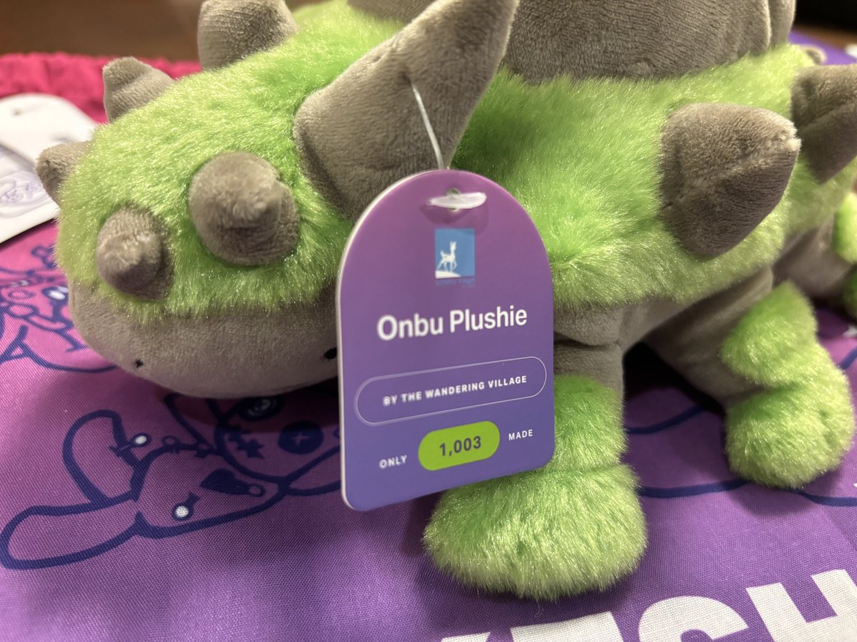 Ramoffle100's tweet image. ワンダリングヴィレッジ、さまよえる村のクラファン品、オンブぬいぐるみが来た🌱

「長い旅をしてきたので、マッサージしていたわってあげてね！」ってメッセージがとてもステキ。

先日の東京ゲームショウでも大きなディスプレイが目立ってた！ #TheWanderingVillage