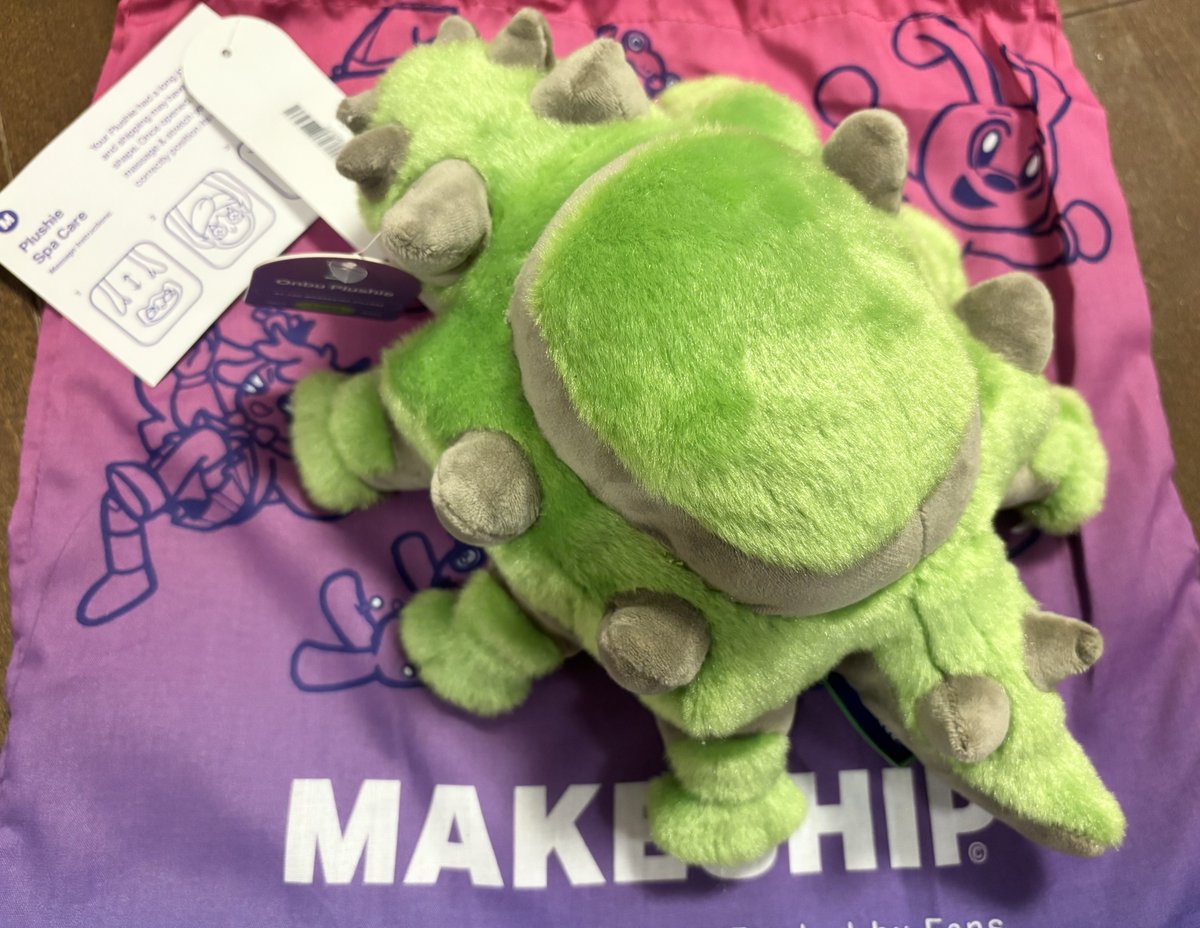 Ramoffle100's tweet image. ワンダリングヴィレッジ、さまよえる村のクラファン品、オンブぬいぐるみが来た🌱

「長い旅をしてきたので、マッサージしていたわってあげてね！」ってメッセージがとてもステキ。

先日の東京ゲームショウでも大きなディスプレイが目立ってた！ #TheWanderingVillage