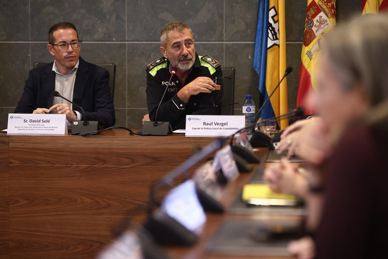 · L'acte ha tingut lloc aquest matí amb la participació de l'alcalde <a href="/manureyeslopez/">Manu Reyes</a> , el Primer Tinent d'Alcalde, <a href="/NicoSFels/">Nicocerpa</a> , el regidor de Seguretat, <a href="/DAVIDSOLEGIMENO/">David Solé Gimeno</a> , el regidor d'Educació, Ramon Amador, <a href="/PLCastelldefels/">Policia de Castelldefels ◾️◾️◾️◾️</a> , <a href="/mossos/">Mossos</a> , i representants dels centres educatius