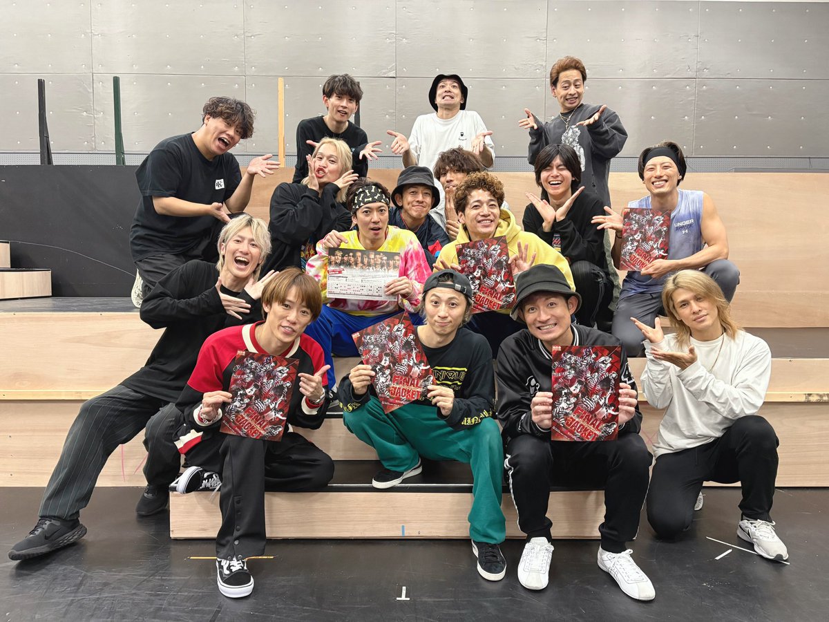 umeboujp's tweet photo. 梅棒 20th Breakdown『FINAL JACKET』
東京公演に日替わりゲストとして出演いただくみなさんが稽古に参加してくれました！
それぞれ個性豊かにこの作品を彩ってくれますのでお楽しみに！
各ゲストの出演回は特設サイトや画像をご覧くださいませ
#梅棒 #FINALJACKET
https://t.co/Xi9d2BTNnj https://t.co/BMlCPFeN0x