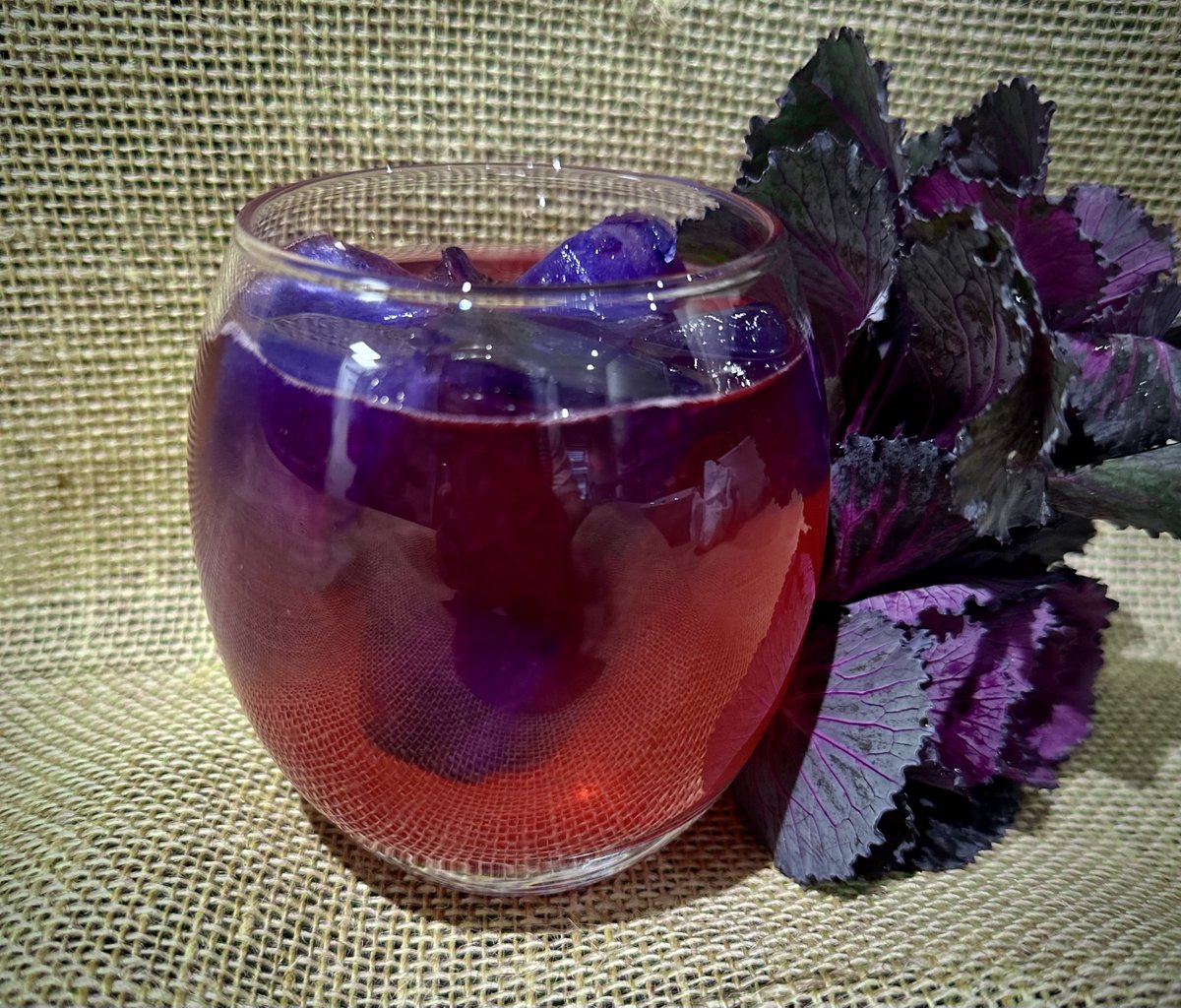 🎃 This Halloween, make your drinks come alive!

Our Ghoulish Colour-Changing Ice Cubes recipe is pure potion magic — simple ingredients, spooky science, and a dazzling color shift that’ll wow every guest.

thclements.co.uk/our-products/c…