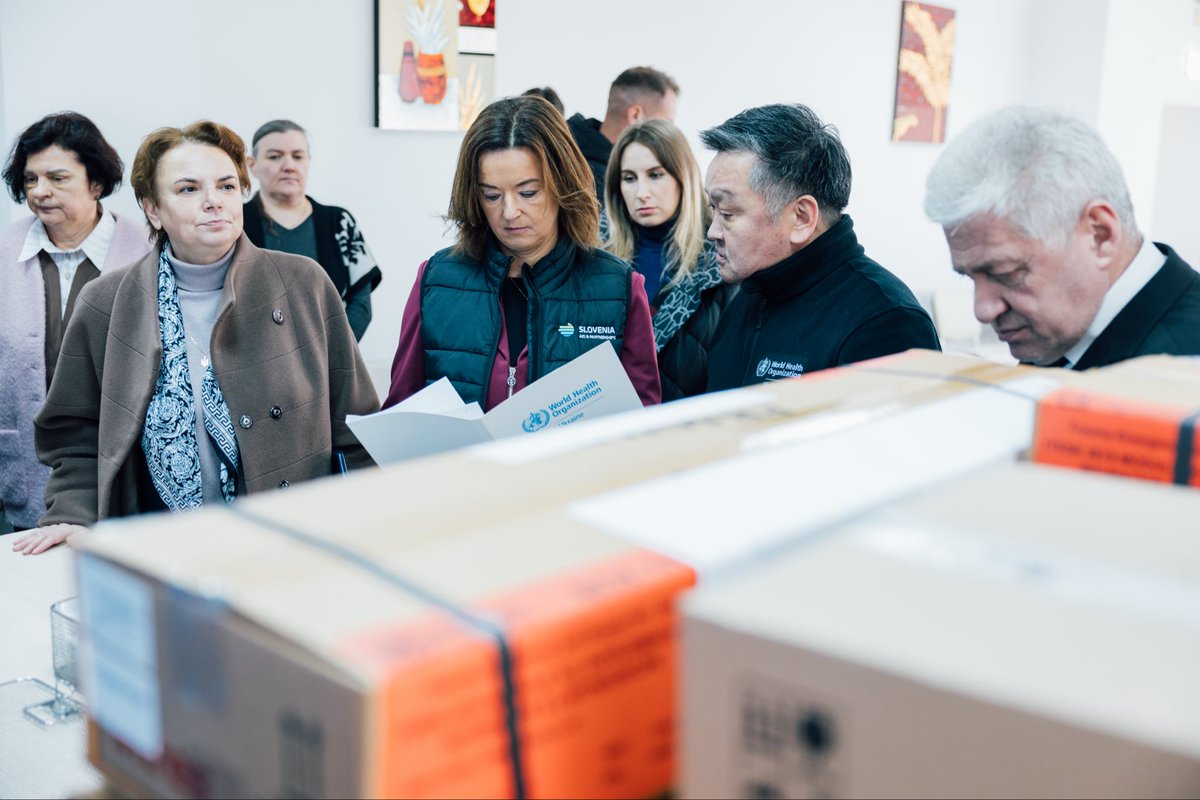 In #Zhytomyr 🇺🇦, Minister <a href="/tfajon/">Tanja Fajon</a> handed over medical and sanitary supplies to the hospital director — funded through 🇸🇮 #Slovenia’s voluntary contribution to <a href="/WHO/">World Health Organization (WHO)</a>.

Since the start of the war, 🇸🇮 has been supporting #Ukraine with an annual €500,000 contribution through #WHO.