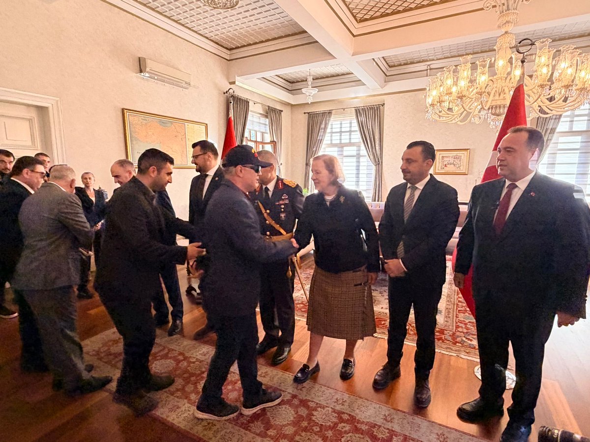 SelmaKavaf's tweet image. Cumhuriyetimizin 102. yılı dolayısıyla Manisa Valiliğimizin düzenlediği törenlere katıldık.

Ulu Önder Mustafa Kemal Atatürk’ü minnetle andık, hemşehrilerimizle Cumhuriyet coşkusunu yaşadık.
Yaşasın Cumhuriyet!