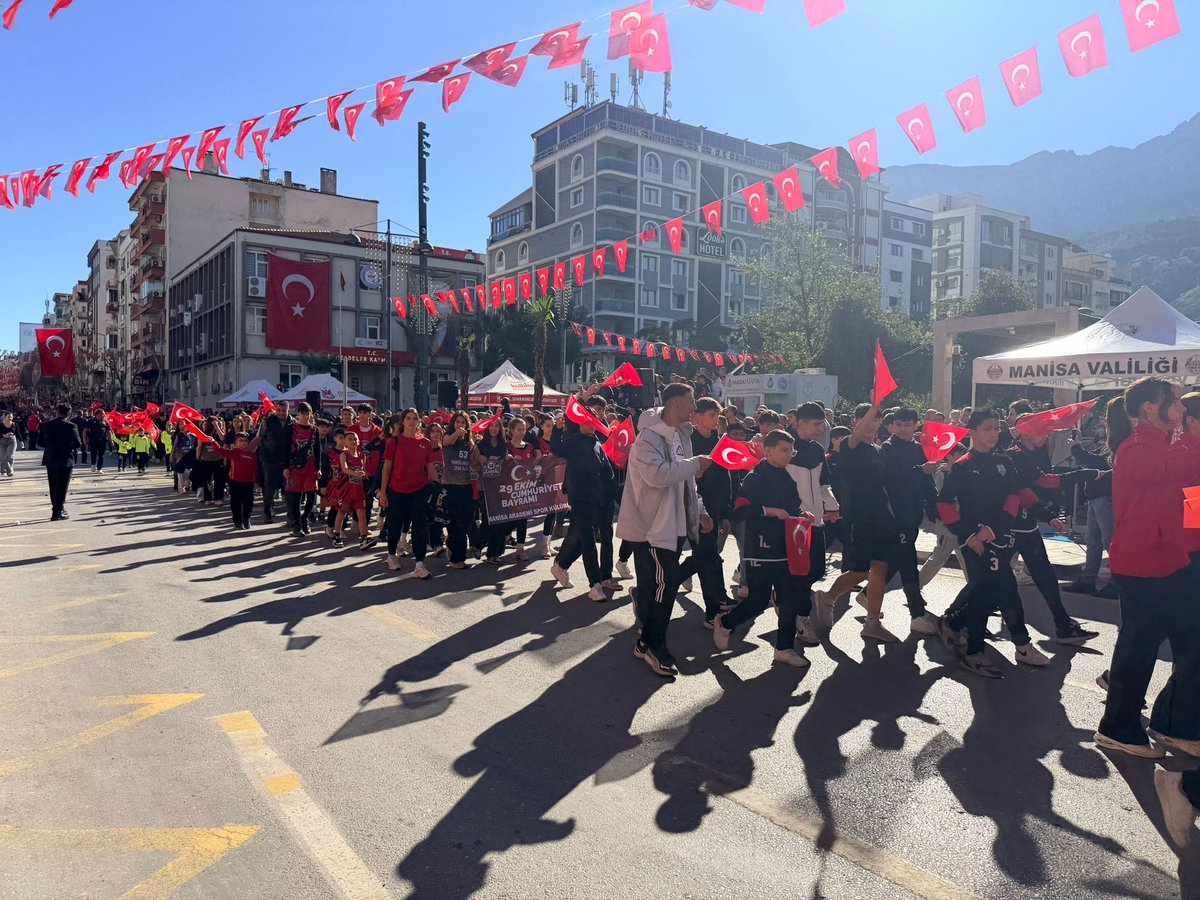 SelmaKavaf's tweet image. Cumhuriyetimizin 102. yılı dolayısıyla Manisa Valiliğimizin düzenlediği törenlere katıldık.

Ulu Önder Mustafa Kemal Atatürk’ü minnetle andık, hemşehrilerimizle Cumhuriyet coşkusunu yaşadık.
Yaşasın Cumhuriyet!