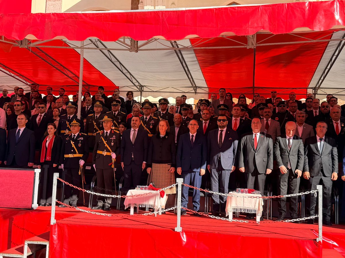 SelmaKavaf's tweet image. Cumhuriyetimizin 102. yılı dolayısıyla Manisa Valiliğimizin düzenlediği törenlere katıldık.

Ulu Önder Mustafa Kemal Atatürk’ü minnetle andık, hemşehrilerimizle Cumhuriyet coşkusunu yaşadık.
Yaşasın Cumhuriyet!