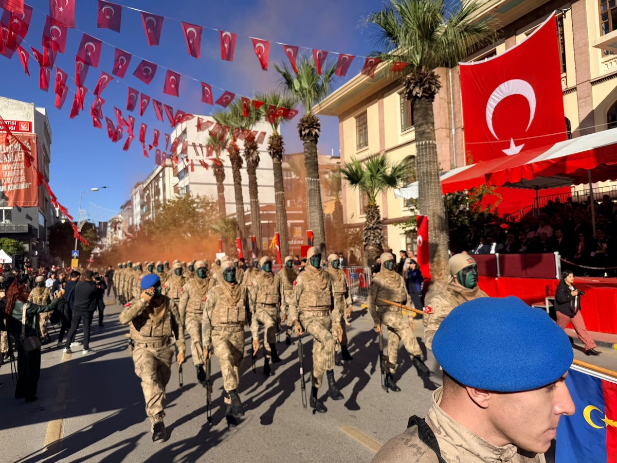 SelmaKavaf's tweet image. Cumhuriyetimizin 102. yılı dolayısıyla Manisa Valiliğimizin düzenlediği törenlere katıldık.

Ulu Önder Mustafa Kemal Atatürk’ü minnetle andık, hemşehrilerimizle Cumhuriyet coşkusunu yaşadık.
Yaşasın Cumhuriyet!