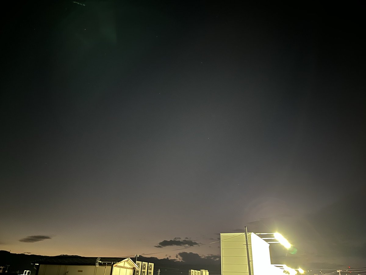 starry_train_N's tweet image. 昨日撮影のレモン彗星
カメラレンズのもの

お隣ドラッグストアの強烈な光害と格闘しながらです😂
それでも固定撮影 露出4秒で写ります☄️

#c2025a6 
#c2025a6lemmon
#レモン彗星