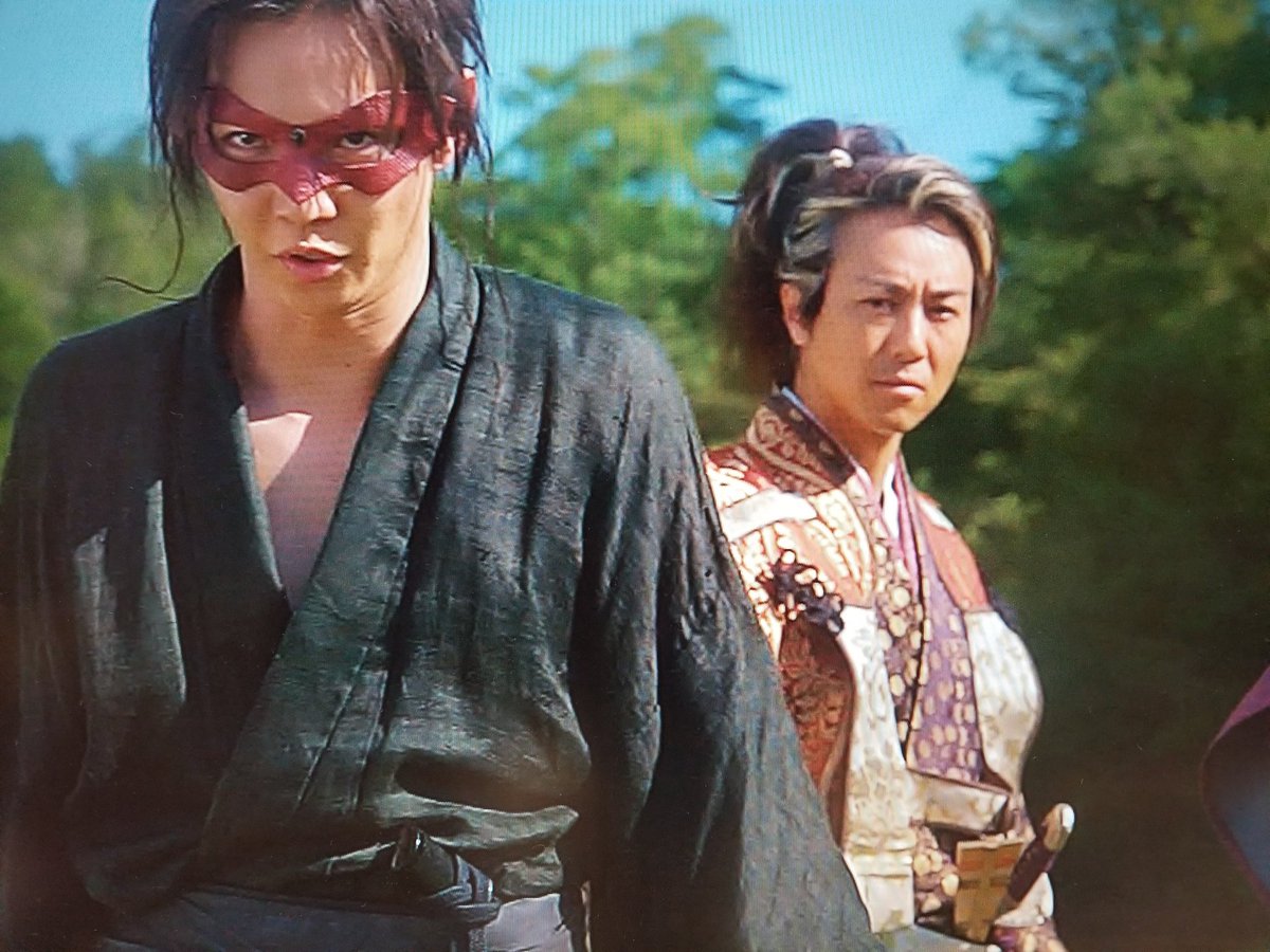 日曜の深夜の放送を録画しておいた「仮面の忍者　赤影」観てる、今の時代に赤影なんかリメイクして誰が見るんだ、と思っていたら自分だった。EXILE人脈の男前達が金目教とか巨体ガマの登場とか一生懸命に演じていて好感もてます、これから毎週楽しみ。若者が見なくなったテレビは年配者がターゲット。