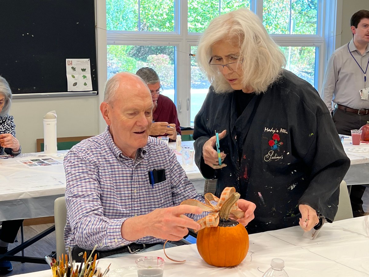 GurwinJewish's tweet image. Our Fountaingate Gardens members got spooky and creative with some pumpkin decorating! 
#PumpkinDecorating #CreativeFun #LifePlanLiving #FallVibes #SpookySeason #IndependentLiving #SocialFun #FountaingateFeeling #Commack #LongIsland
