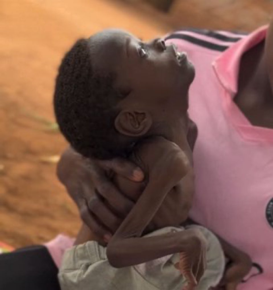 الأفارقة 

ليسوا بشراً من الدرجة الثانية !

هم إخواننا وكانوا في الصف الأول في الإسلام منذ بدايته

أول شهيدة في الإسلام هي إمرأة أفريقية سمية الخياط طعنها أبوجهل بحربه في قبلها في مكان عفتها حتى ماتت

أول مؤذن للإسلام هو رجل أفريقي بلال بن رباح مؤذن رسول الله ﷺ

أول ملك يدخل في