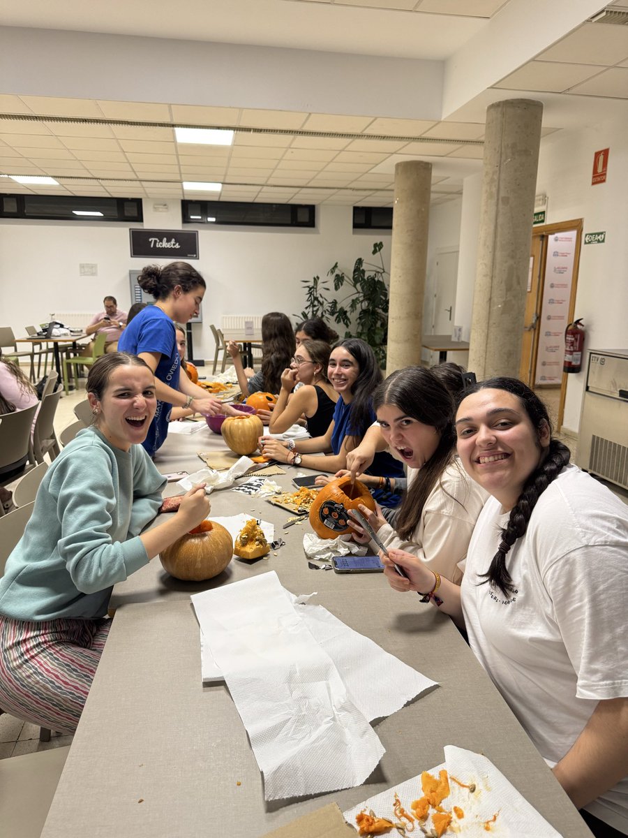 CM_Oviedo's tweet photo. Anoche en el colegio mayor celebramos nuestro tradicional taller de calabazas🎃
Nuestros colegiales disfrutaron de una noche llena de creatividad y diversión 👻✨
#halloween #calabazas #colegiomayor #cmoviedo #usal https://t.co/93xKpfnOUQ