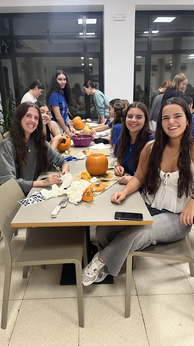 CM_Oviedo's tweet photo. Anoche en el colegio mayor celebramos nuestro tradicional taller de calabazas🎃
Nuestros colegiales disfrutaron de una noche llena de creatividad y diversión 👻✨
#halloween #calabazas #colegiomayor #cmoviedo #usal https://t.co/93xKpfnOUQ