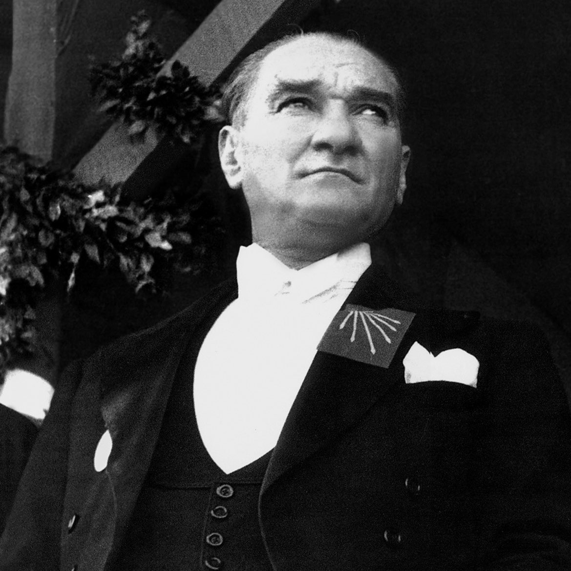 kimsesizlerin kimsesi olan cumhuriyet…
102. yılımız kutlu olsun!🤍🇹🇷