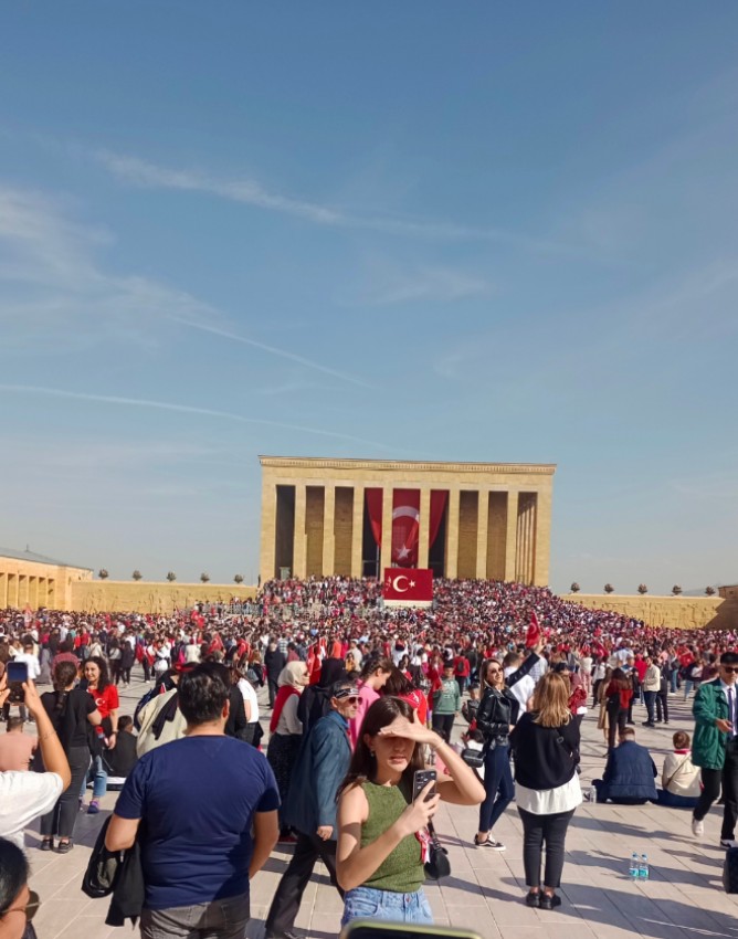 Anıtkabir’de çekilen fotoğraf… 

Ayran yok, döner ekmek yok, otobüsle alıp götürme yok, miting parası alan yok!.. 
Sadede "Mustafa Kemal Atatürk’e" saygı ve minnet var!.

#29Ekim YAŞASIN CUMHURIYET 🇹🇷

NE MUTLU TÜRKÜM DİYENE