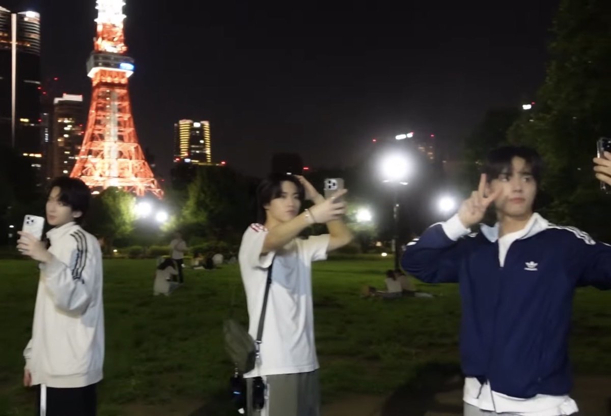 82seong's tweet photo. 남자들 각자 내 여자들에게 보낼 셀카 찍기 ㅋㅋ https://t.co/uDHicswwWb