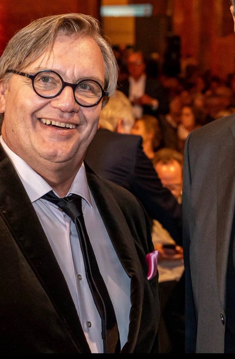 Was ist mit Hape passiert? Wohnt der linke Systemling mittlerweile auf der Frankfurter Bahnhofstoilette? 🧐