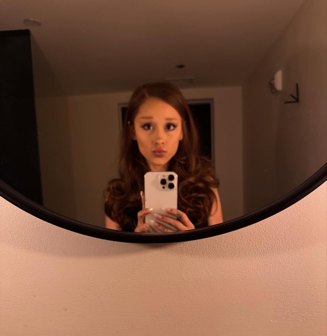 ArianaToday's tweet image. “it’s good to see me, isn’t it? 🫧”
ariana grande via instagram