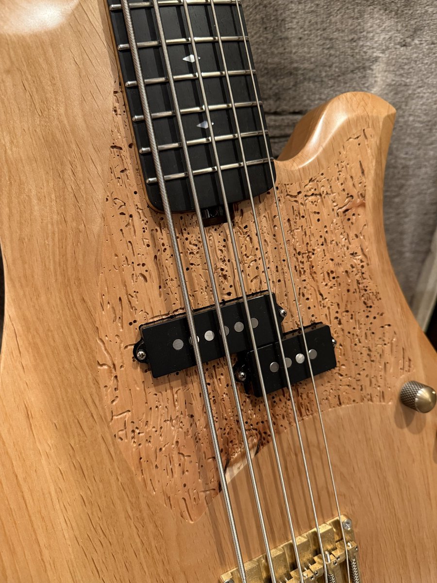 yokokugami's tweet image. My new gear...

BACCI / MarlitaⅤ34

BACCIのPBタイプの5弦、入手しました。
Amritaの虫食い材がピックガードの形のインレイとして使われています。

#mynewgear
#bacci
 #woodworm 
#bacciguitars