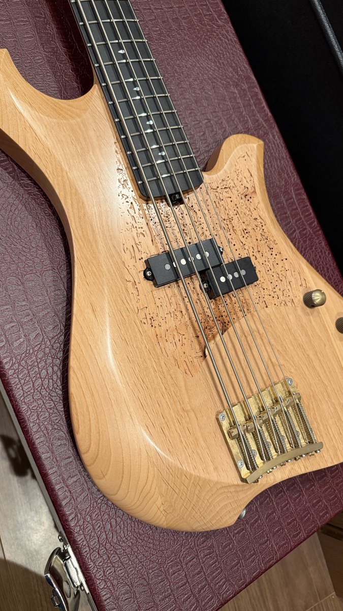 yokokugami's tweet image. My new gear...

BACCI / MarlitaⅤ34

BACCIのPBタイプの5弦、入手しました。
Amritaの虫食い材がピックガードの形のインレイとして使われています。

#mynewgear
#bacci
 #woodworm 
#bacciguitars