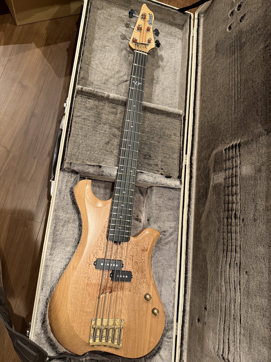 yokokugami's tweet image. My new gear...

BACCI / MarlitaⅤ34

BACCIのPBタイプの5弦、入手しました。
Amritaの虫食い材がピックガードの形のインレイとして使われています。

#mynewgear
#bacci
 #woodworm 
#bacciguitars